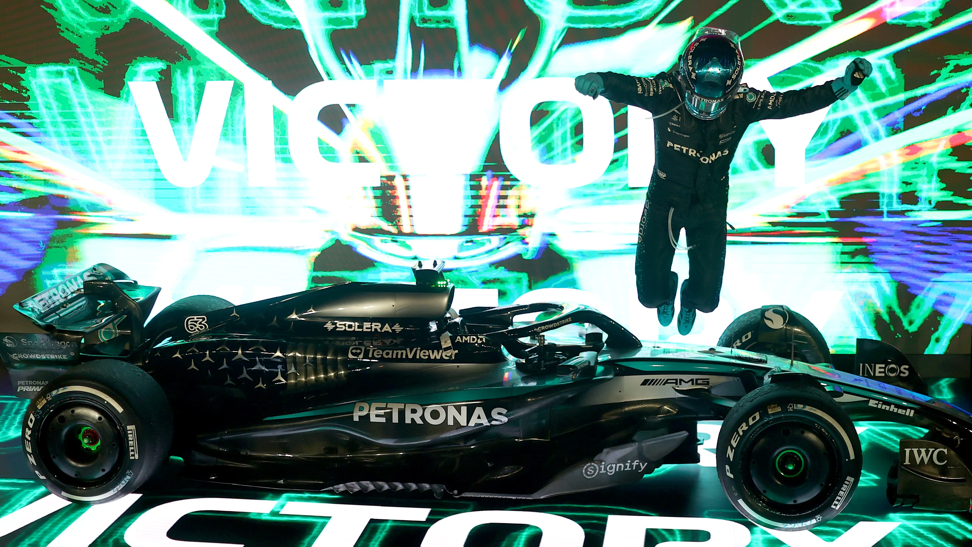 Singapour, Singapour - 05 octobre: ​​Gagnant de la course George Russell de Grande-Bretagne et Mercedes AMG