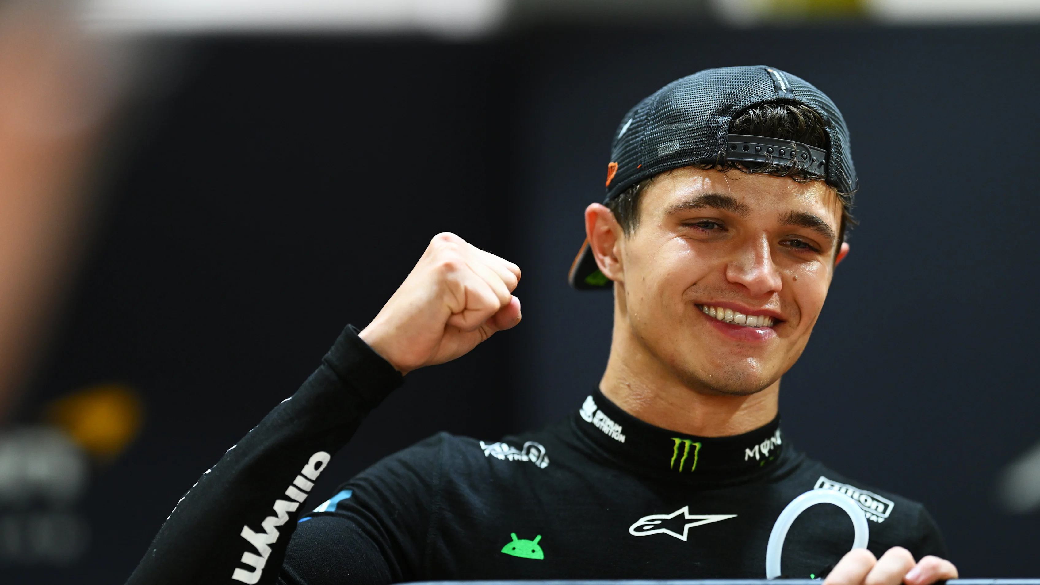 SINGAPOUR, SINGAPOUR - 05 OCTOBRE : Lando Norris de Grande-Bretagne et McLaren célèbrent avec son