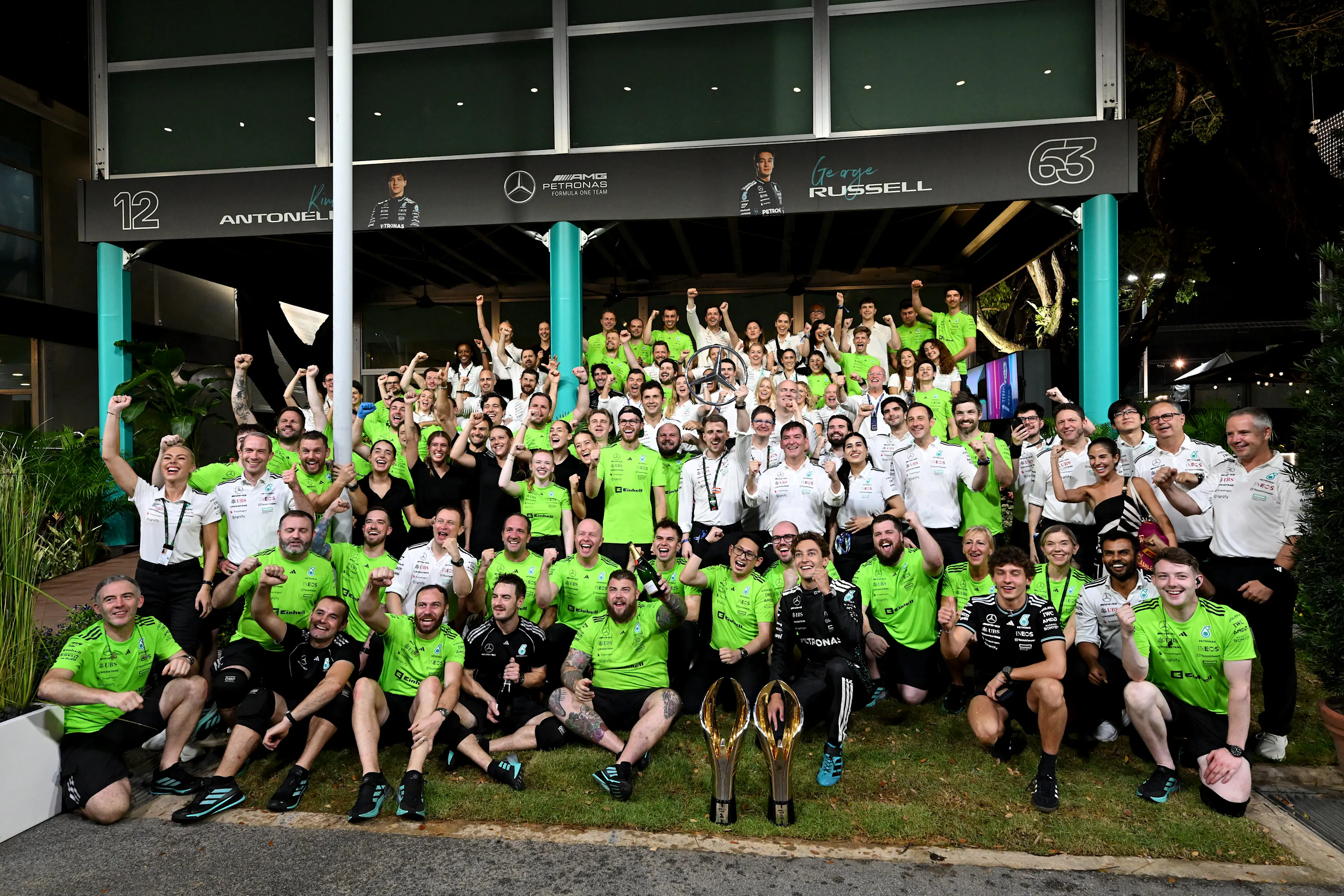 SINGAPOUR, SINGAPOUR - 05 OCTOBRE : le vainqueur de la course George Russell de Grande-Bretagne et Mercedes AMG