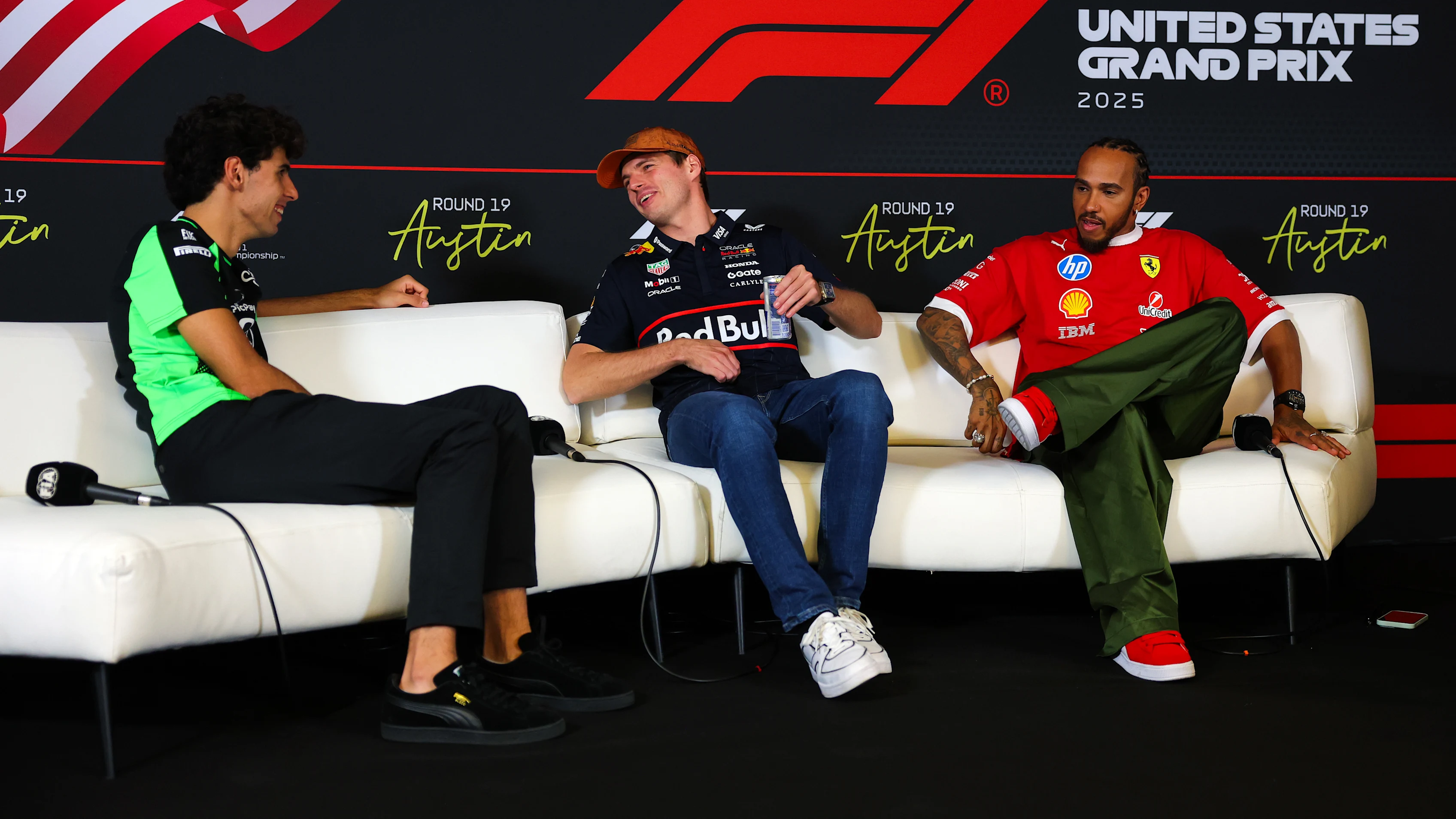 AUSTIN, TEXAS - 16 OCTOBRE : Gabriel Bortoleto du Brésil et Stake F1 Team Kick Sauber s'entretiennent avec