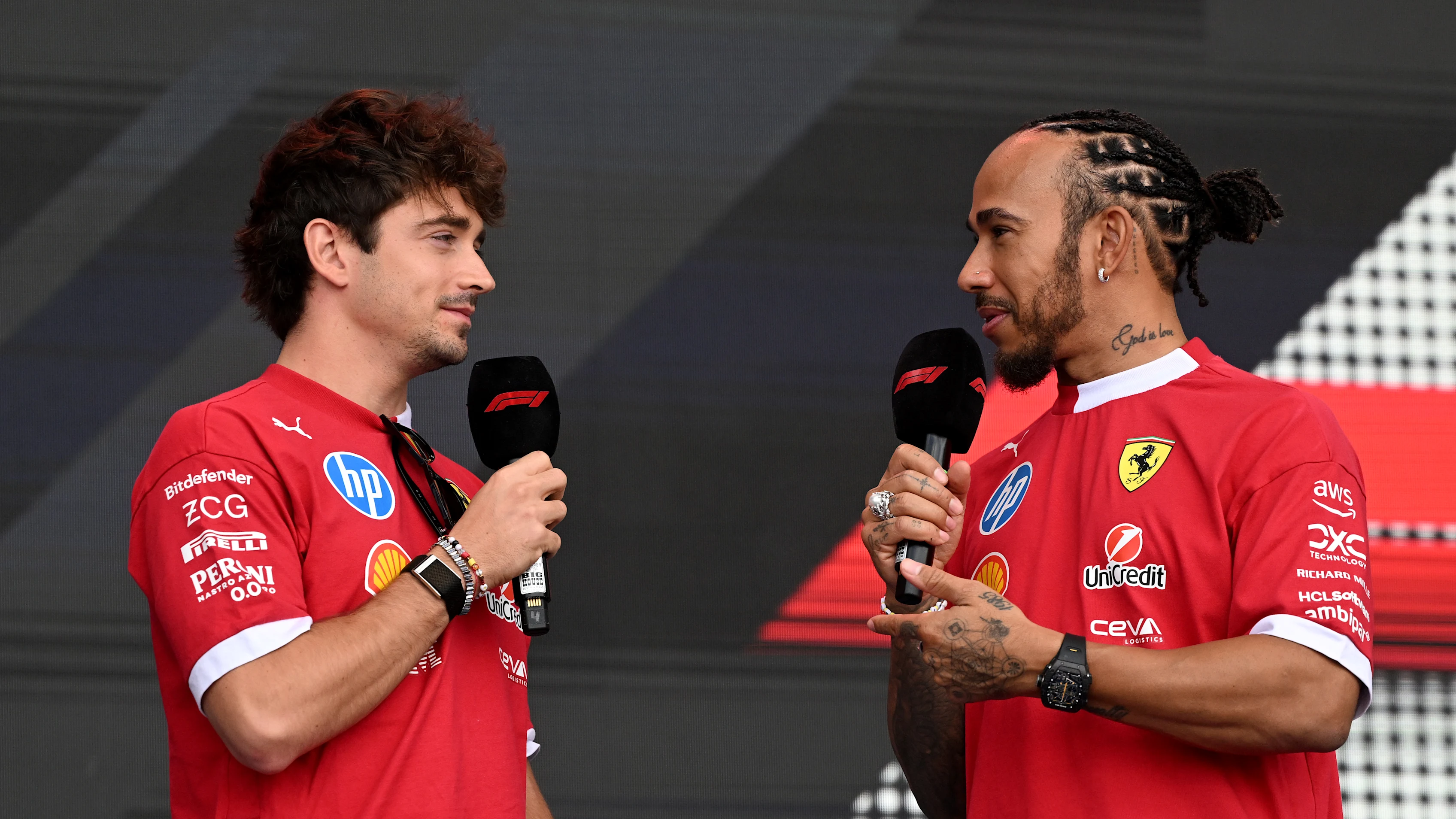 AUSTIN, TEXAS - 17 OCTOBRE : Charles Leclerc de Monaco et Scuderia Ferrari et Lewis Hamilton de