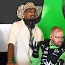 Le champion du monde de décathlon Leo Neugebauer a introduit l'ambiance country dans le garage Kick Sauber