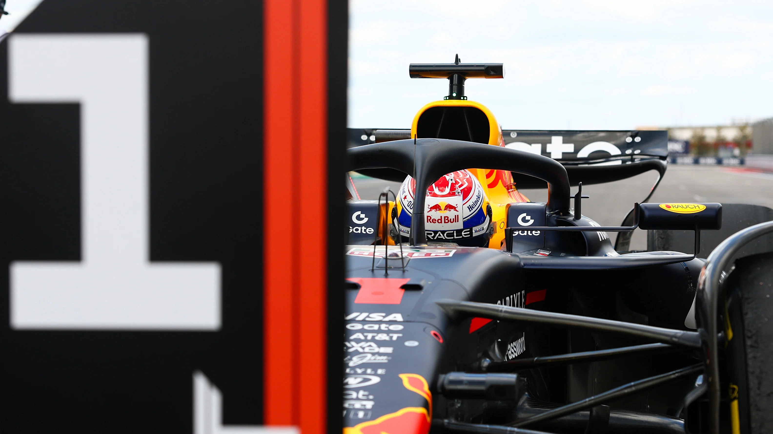 AUSTIN, TEXAS - 18 OCTOBRE : vainqueur du sprint Max Verstappen des Pays-Bas et Oracle Red Bull