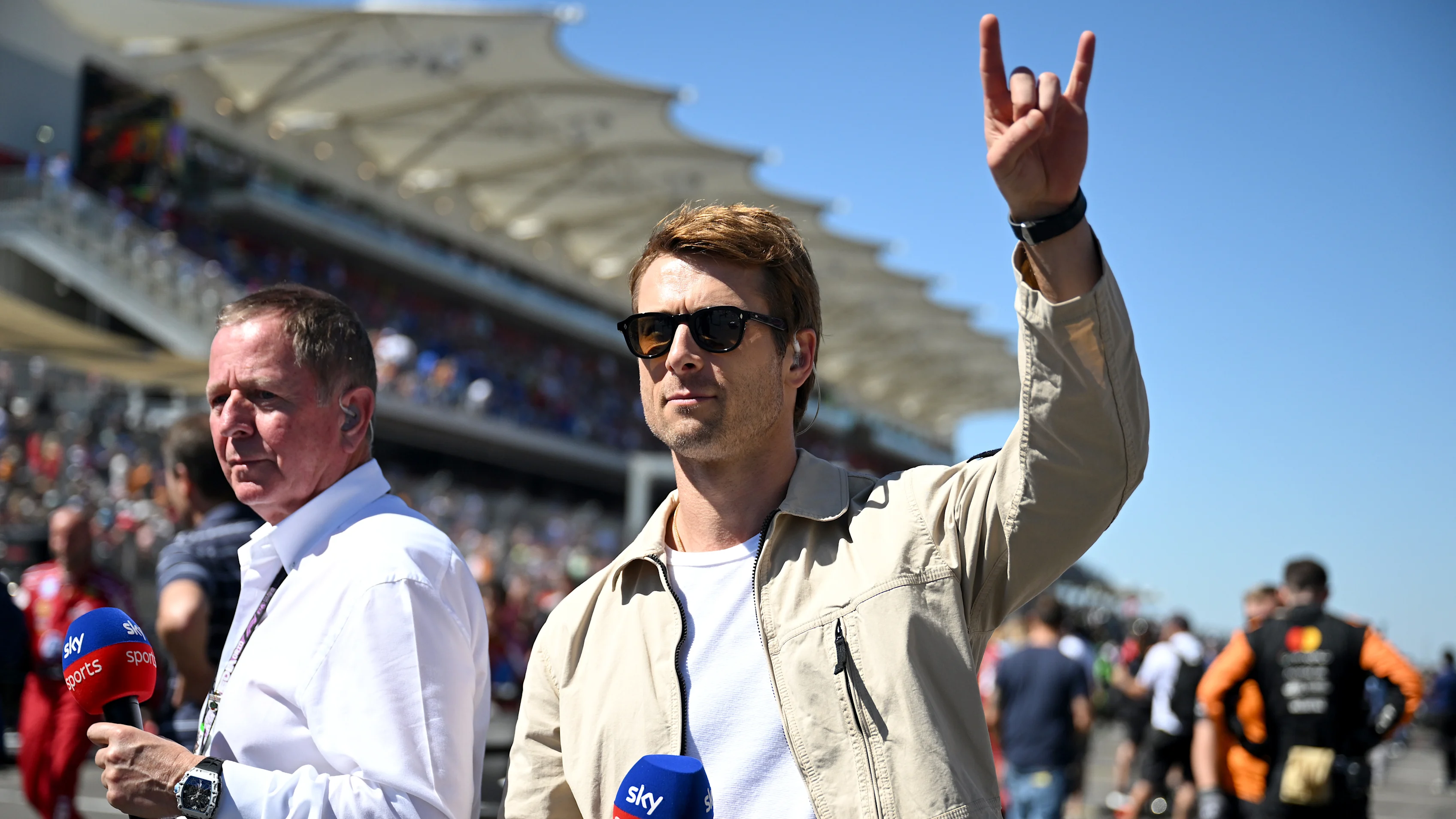 Glen Powell s'est véritablement immergé dans le week-end, rejoignant même la grille de marche sur Sky Sports. Faites glisser pour plus d'images