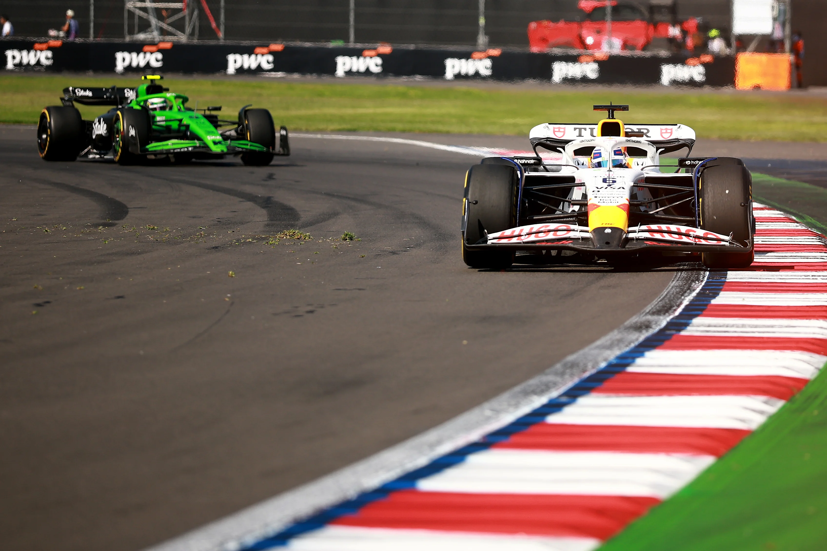 MEXICO, MEXIQUE - 26 OCTOBRE : Isack Hadjar, de France, au volant des (6) Bulls de course de l'application Visa Cash