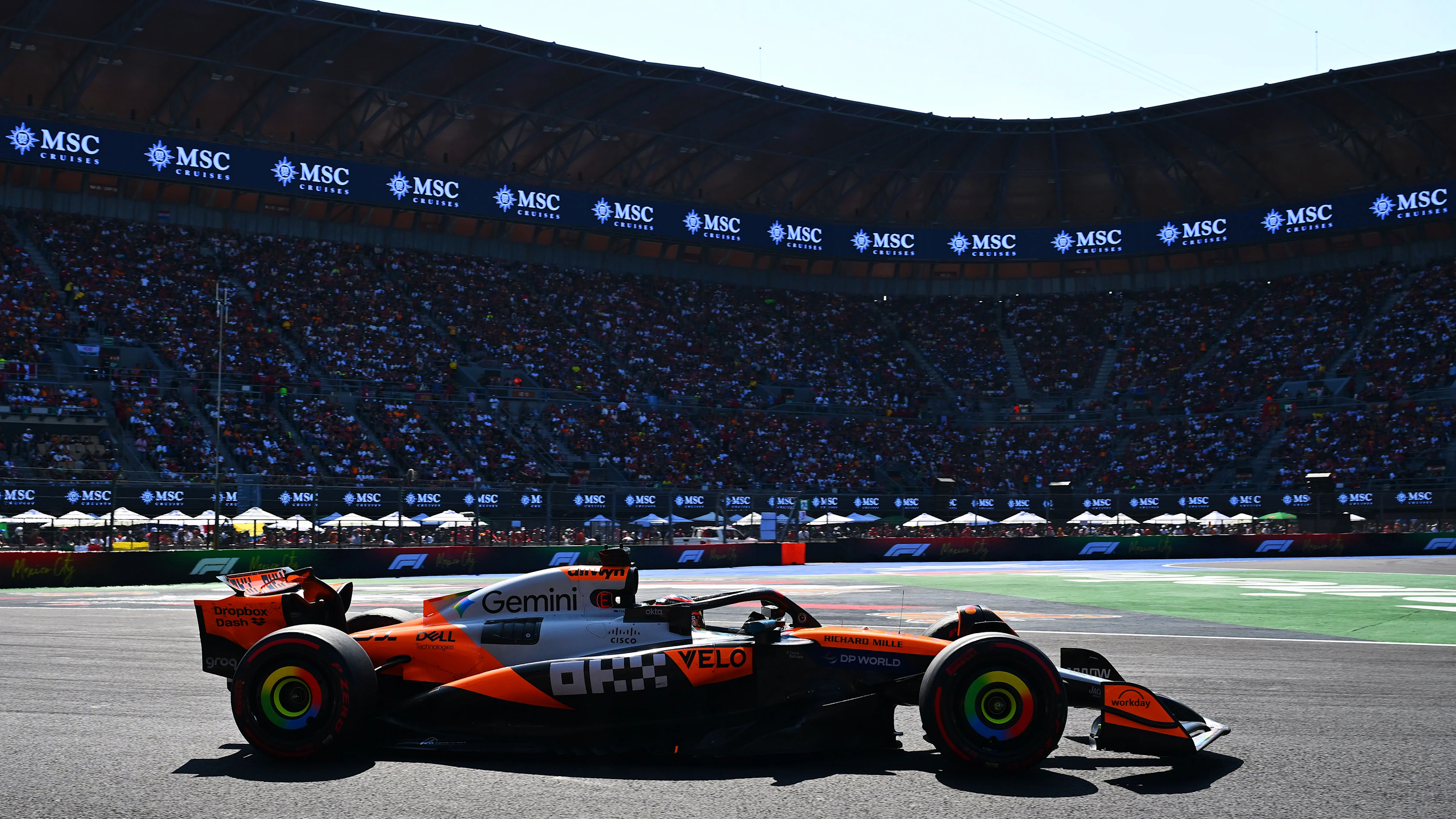 MEXICO, MEXIQUE - 26 OCTOBRE : Oscar Piastri, d'Australie, au volant de la (81) McLaren MCL39