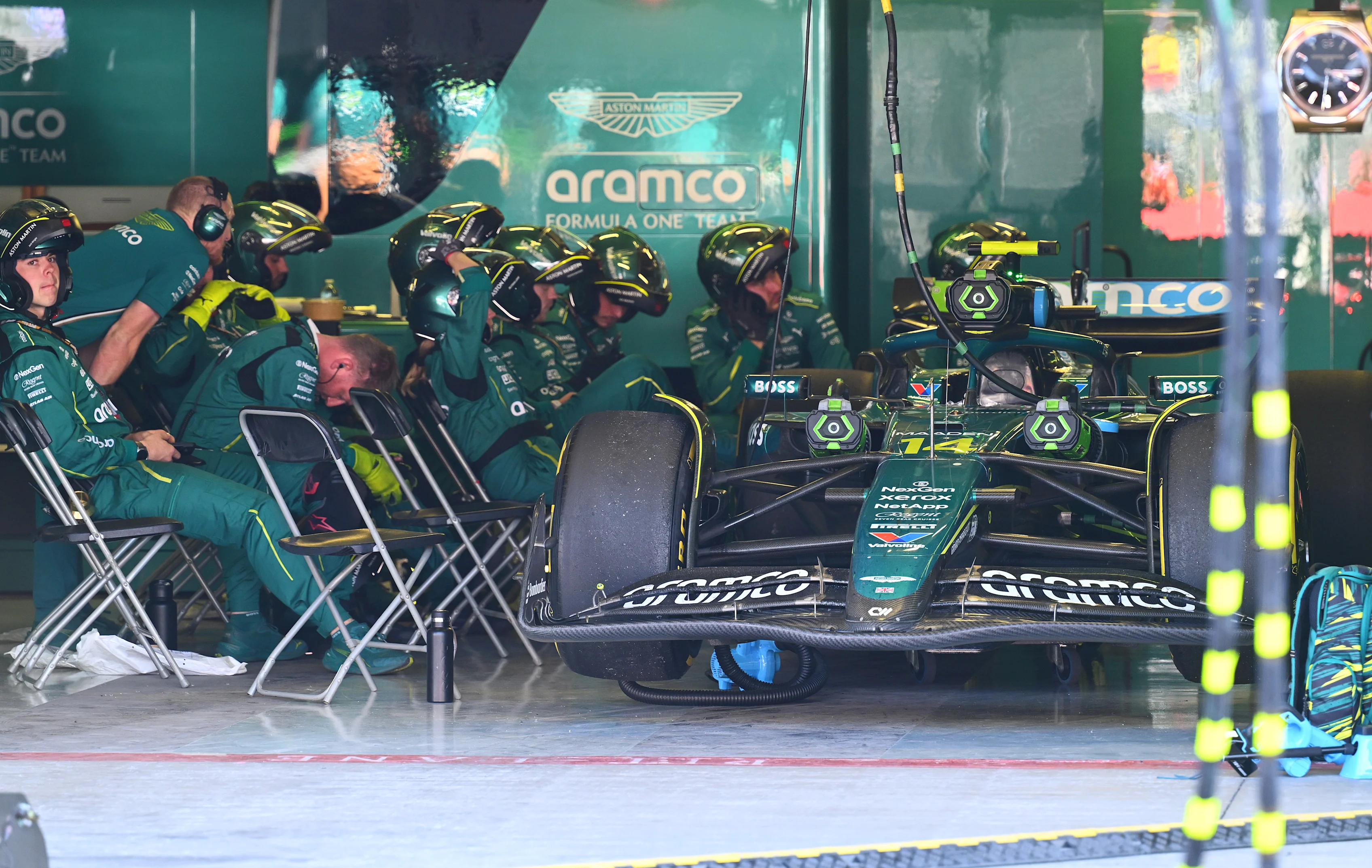 MEXICO, MEXIQUE - 26 OCTOBRE : l'équipe des stands de l'Aston Martin F1 Team dans le garage avec la voiture à la retraite
