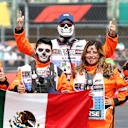 Même les officiels et les commissaires de piste se joignent à la fête