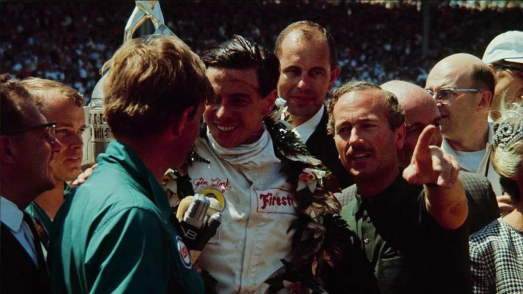 États-Unis - 01 juin: 49th Indianapolis 500 - 1965. Jim Clark (au milieu) avec concepteur, ingénieur