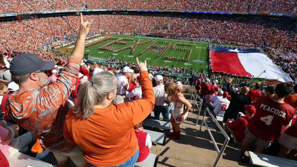 AUSTIN, TEXAS - 07 OCTOBRE : les fans des Texas Longhorns applaudissent le groupe Longhorn de l'Université du Texas