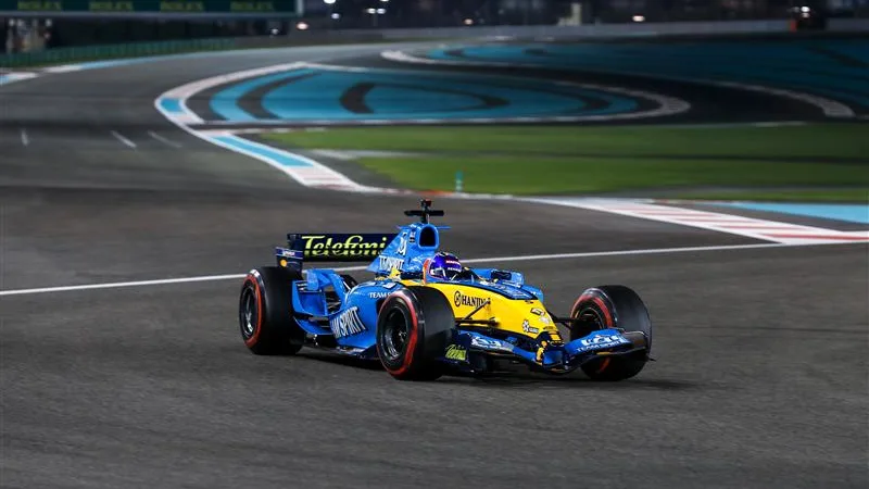 Fernando Alonso s'est rendu sur le circuit de Yas Marina au volant de sa voiture vainqueur du Championnat 2005, la Renault R25. Faites glisser pour plus d'images