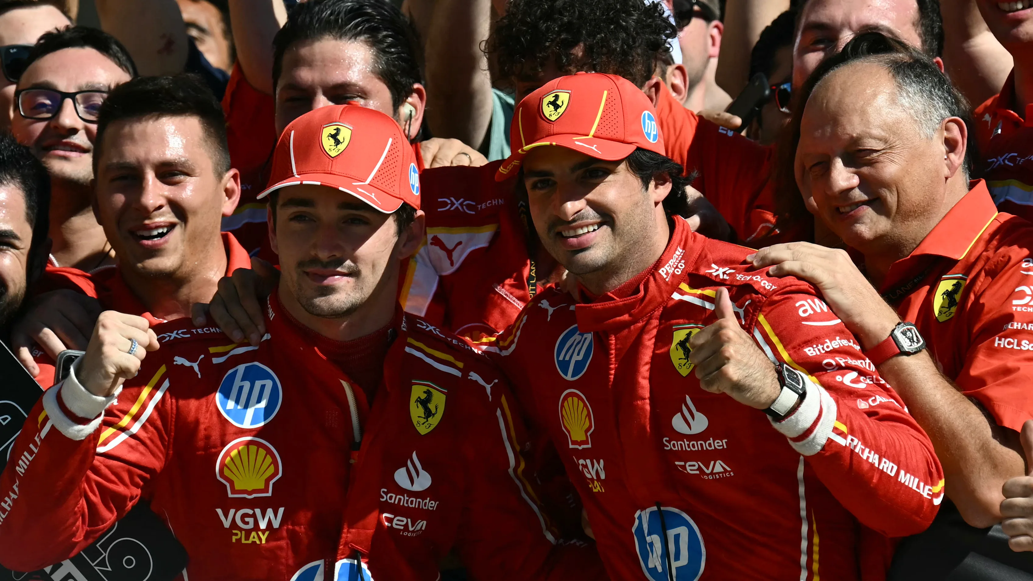 (De gauche à droite) Le pilote monégasque de Ferrari Charles Leclerc, le pilote espagnol de Ferrari Carlos Sainz Jr. et
