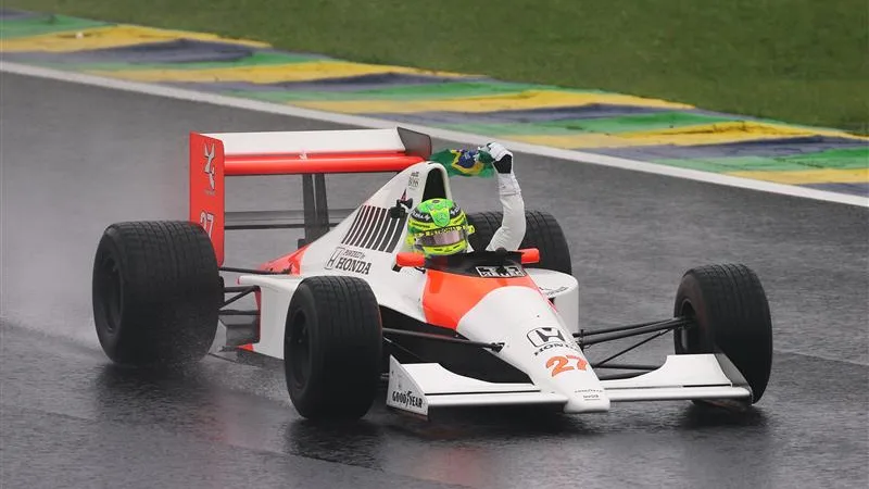 Lewis Hamilton a conduit la McLaren MP4/5B 1990 d'Aryton Senna à Interlagos en 2024. Faites glisser pour plus d'images