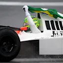 Au cours de ses tours, Hamilton a imité Senna après sa première victoire au Grand Prix du Brésil – battant le drapeau du Brésil depuis le cockpit de la voiture.