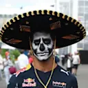 Sombrero? Vérifier. Du maquillage pour le visage ? Vérifier. Ricciardo ne manque jamais une fête dans le paddock