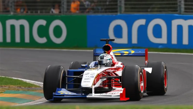 Le bolide a une livrée divisée accrocheuse – mais elle n'avait pas l'air déplacée dans la grille de la fin des années 1990 ! Faites glisser pour plus d'images