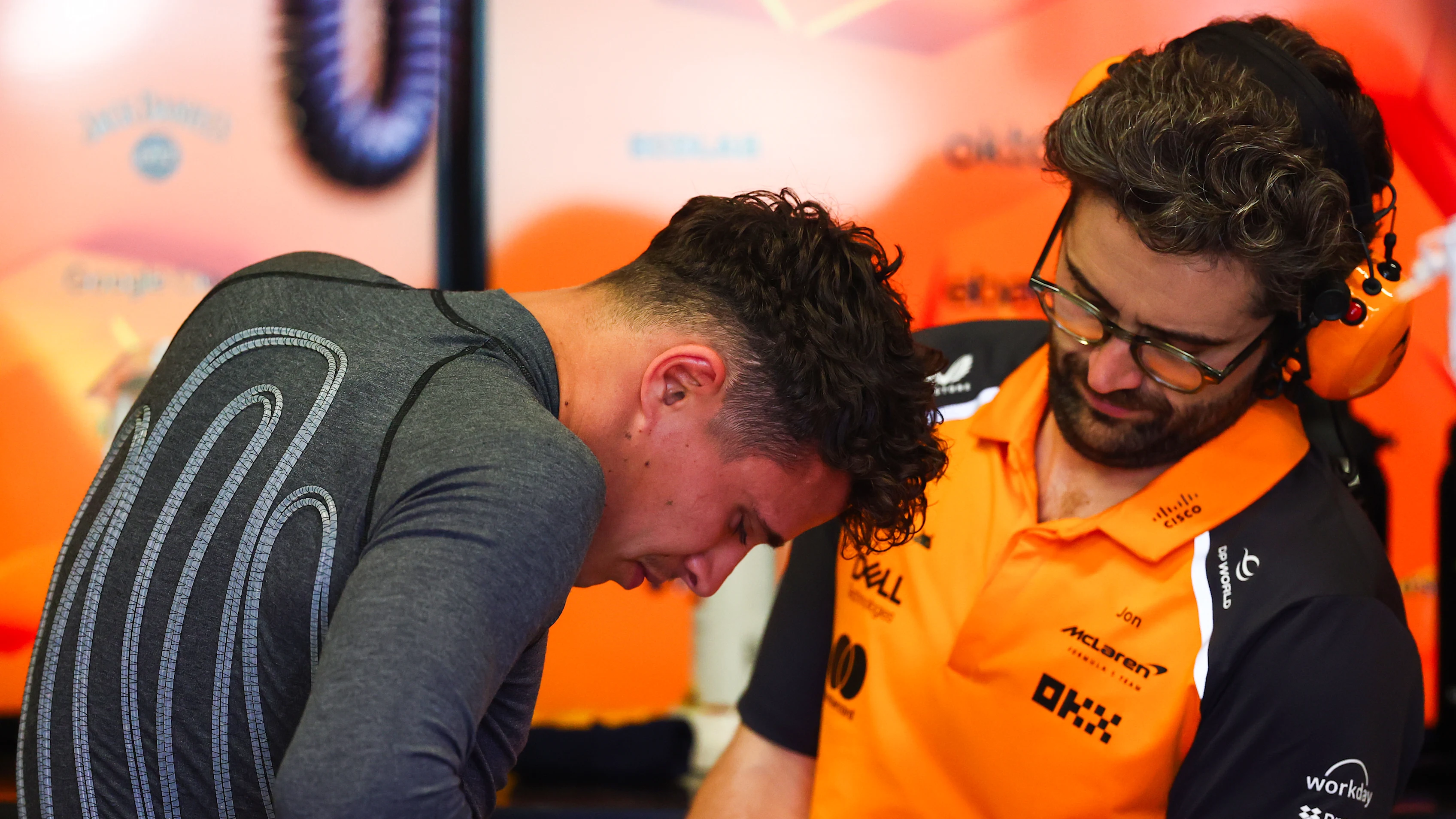 Barcelone, Espagne - 30 mai: Lando Norris de Grande-Bretagne et McLaren attache un gilet de refroidissement dans le