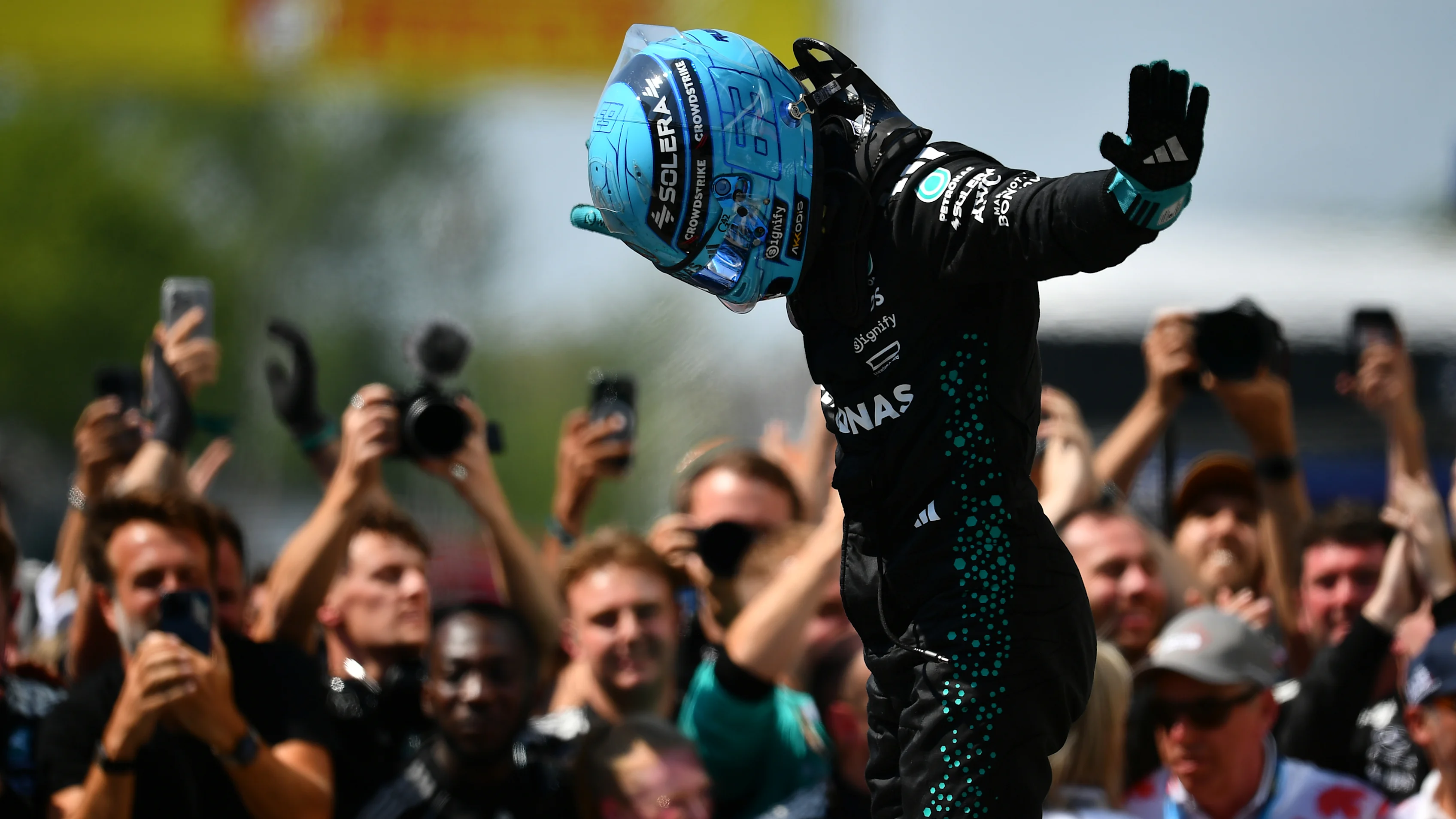 MONTRÉAL, QUÉBEC - 15 JUIN : le vainqueur de la course George Russell de Grande-Bretagne et Mercedes AMG Petronas