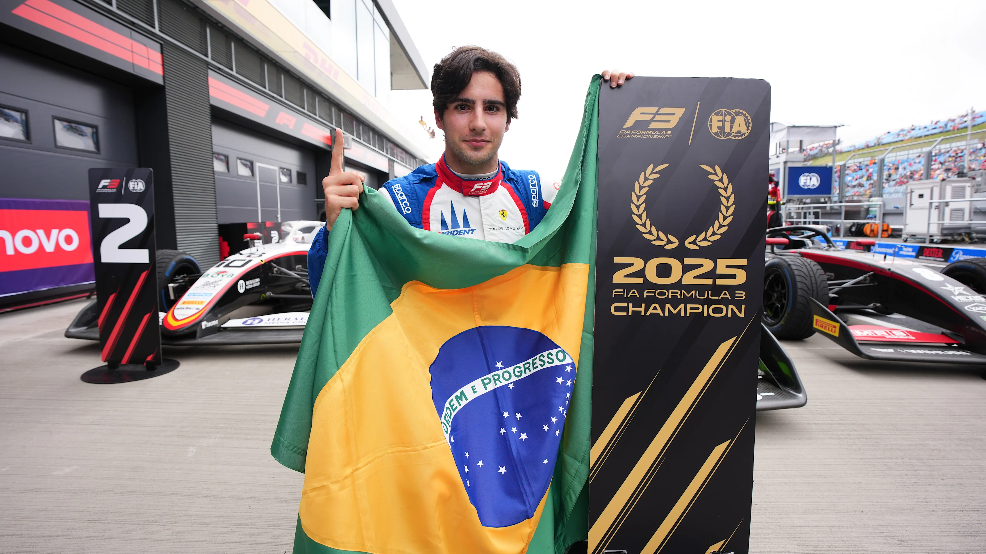 BUDAPEST, HONGRIE - 03 AOÛT : Champion des pilotes F3 2025 et vainqueur de la course Rafael Camara du Brésil et