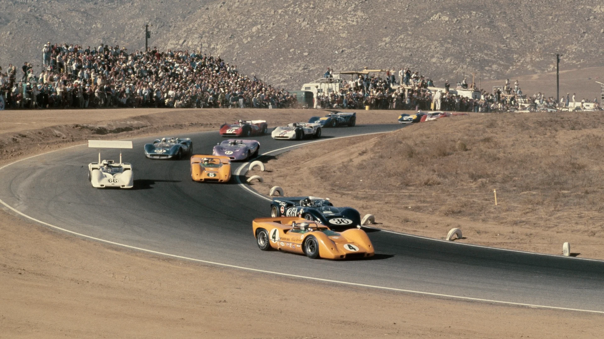 Bruce McLaren (1937 - 1970) de la Nouvelle-Zélande conduit le # 4 McLaren Cars Ltd McLaren M6A Chevrolet