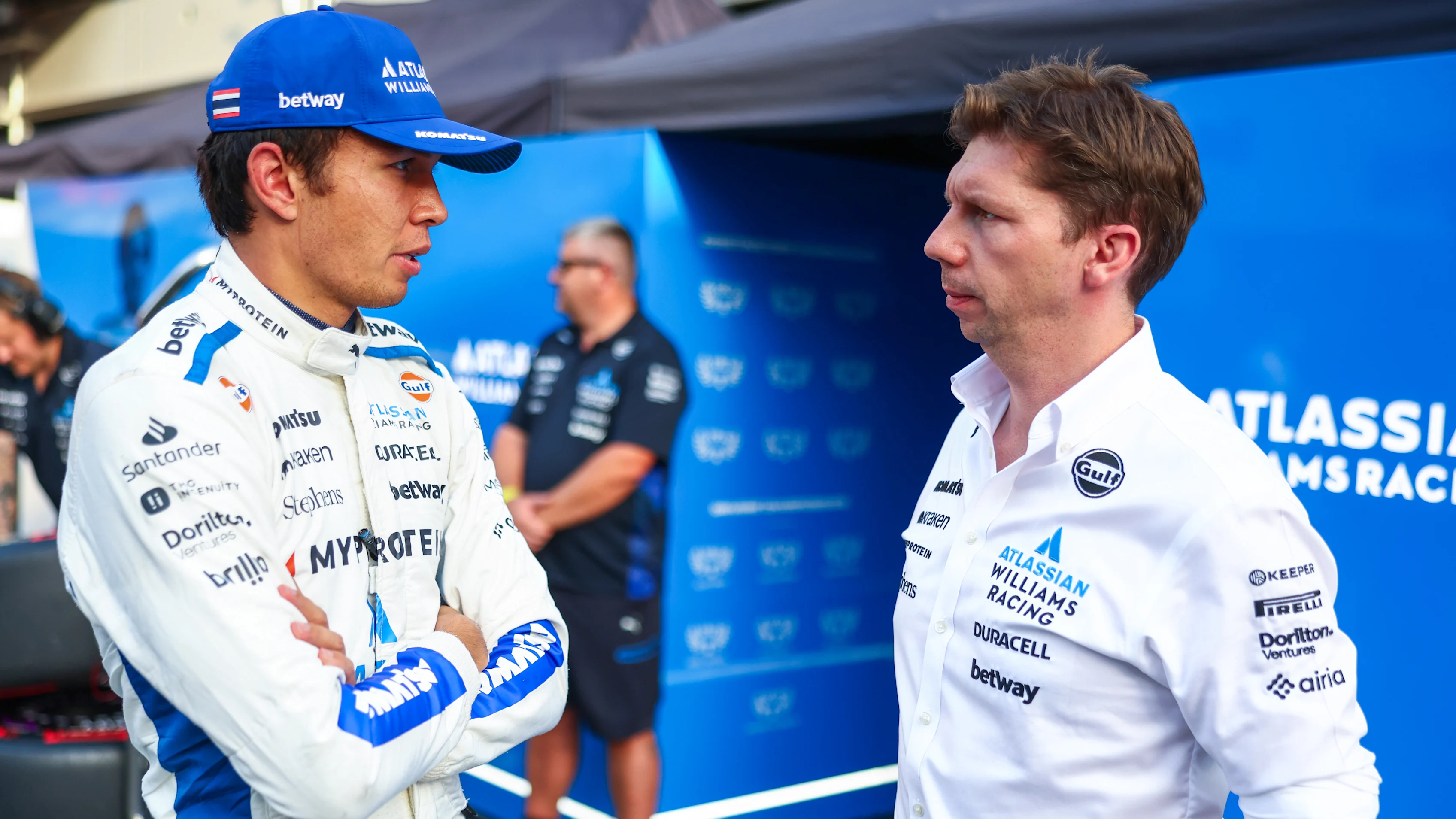 BAKU, AZERBAÏDJAN - 19 SEPTEMBRE : Alexander Albon de Thaïlande et Williams et James Vowles, équipe