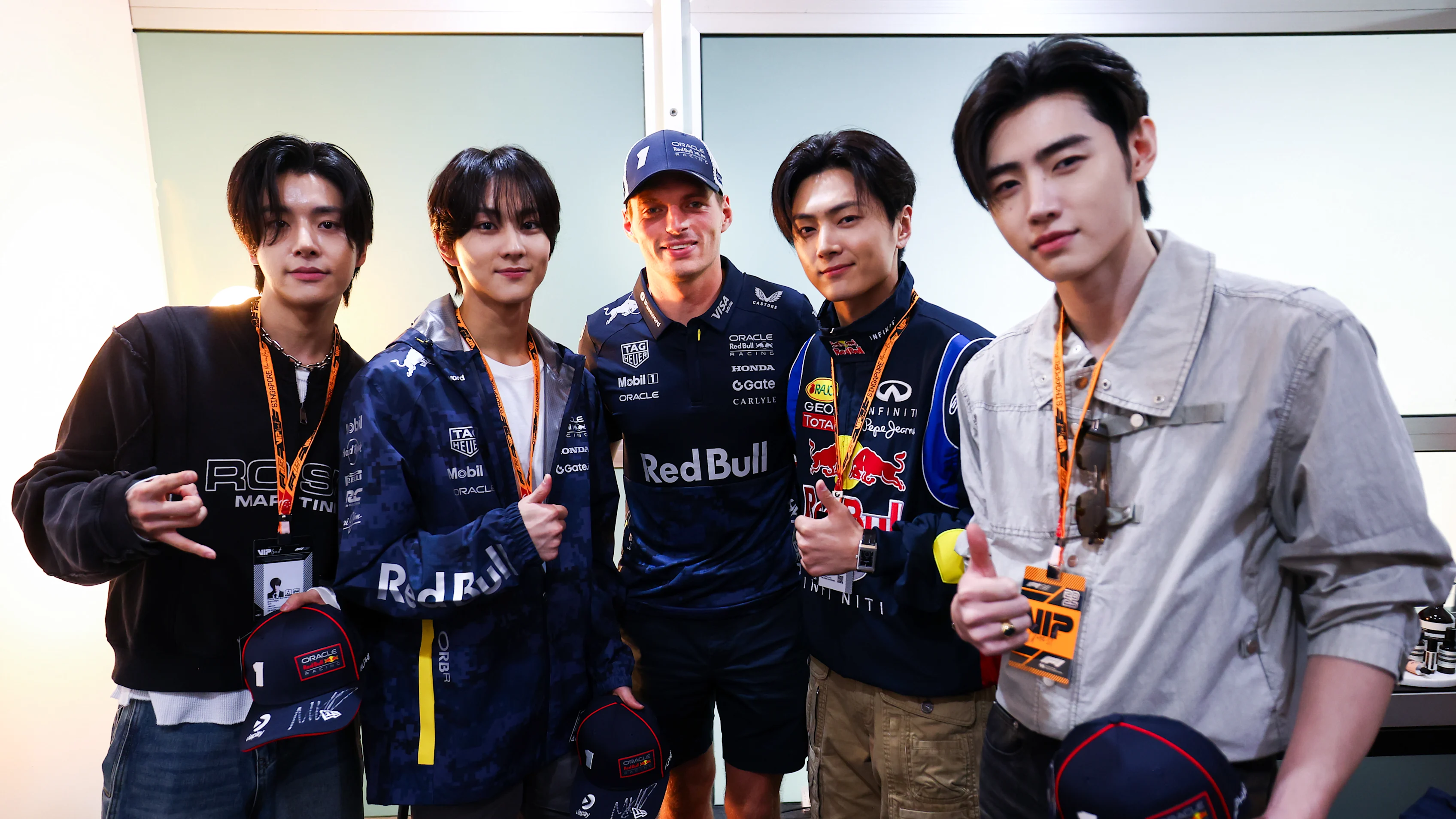 Sensation de boys de garçon Enhypen a passé un peu de temps avec Verstappen