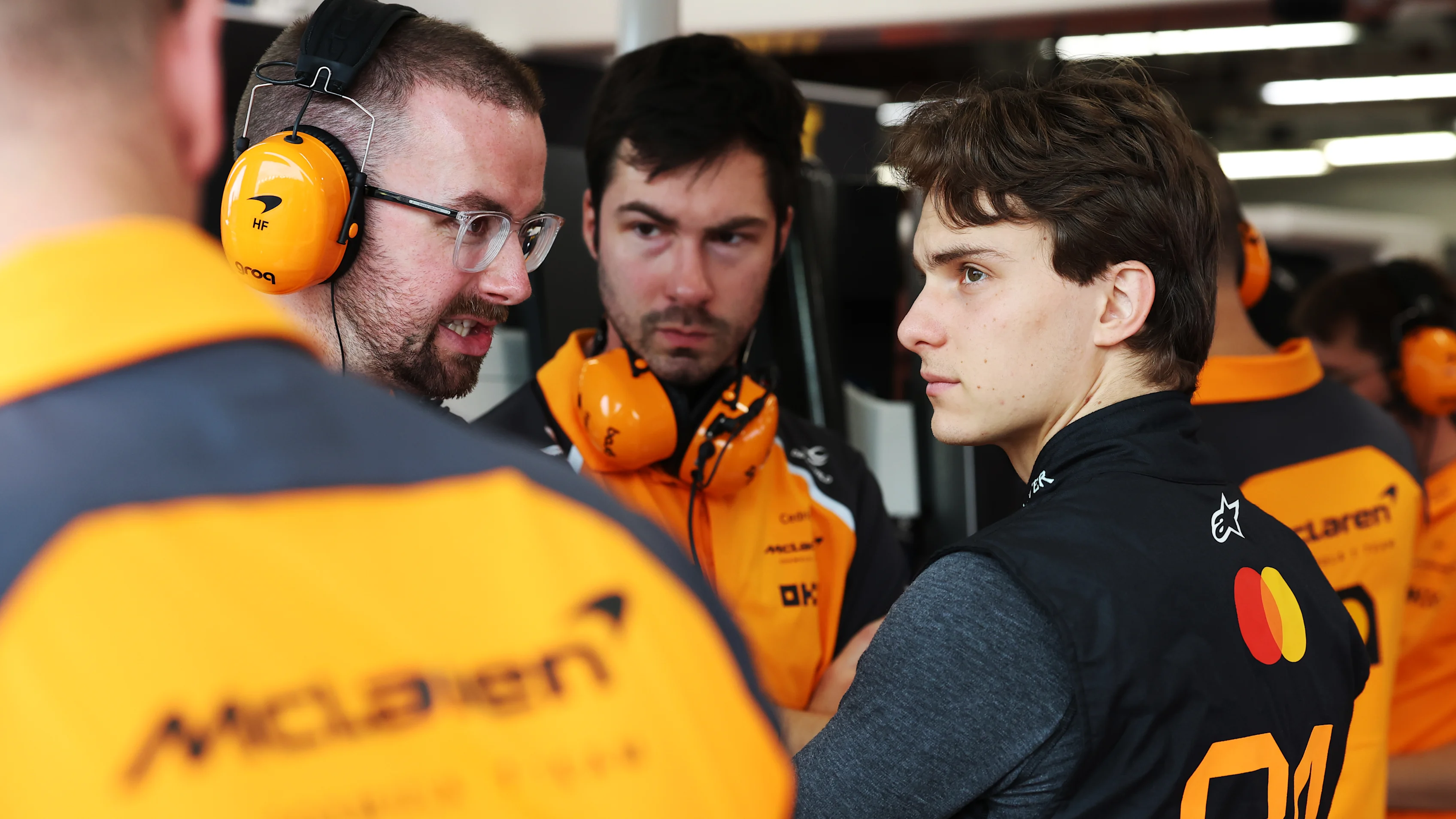 Singapour, Singapour - 03 octobre: ​​Oscar Piastri d'Australie et McLaren regarde dans le garage