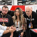 Ayao Komatsu fait une visite du garage Haas aux Pumpkins fracastiques avant la course