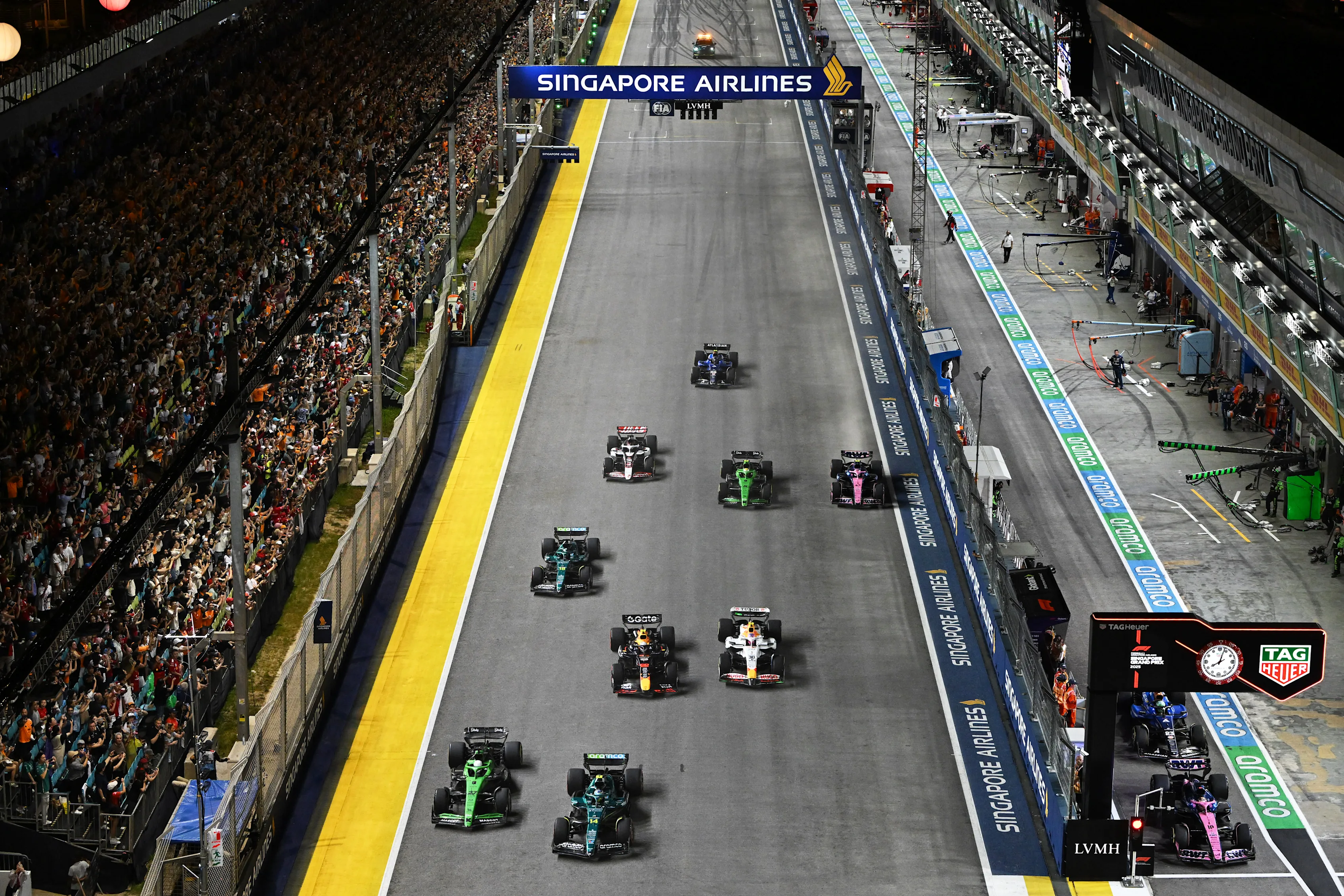 SINGAPOUR, SINGAPOUR - 05 OCTOBRE : Fernando Alonso d'Espagne au volant de la (14) Aston Martin F1 Team