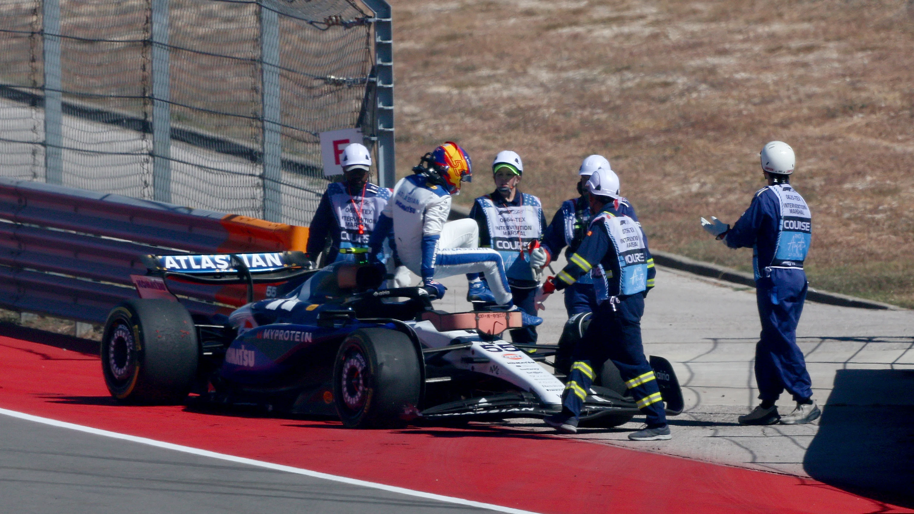 AUSTIN, TEXAS - 19 OCTOBRE : Carlos Sainz d'Espagne au volant de la (55) Williams FW47 Mercedes grimpe