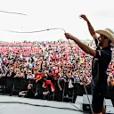Jouant dans la fan zone avec un lasso, Ricciardo avait toujours l'air chez lui à Austin
