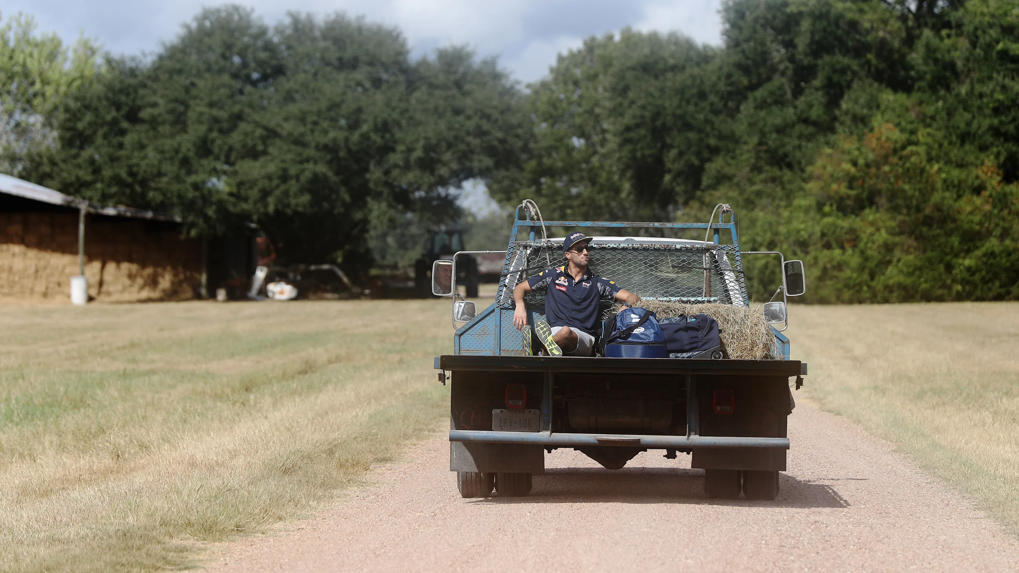 En soufflant sur le dos d'un ute, Ricciardo avait l'air de l'avoir fait cent fois auparavant. Faites glisser pour plus d'images
