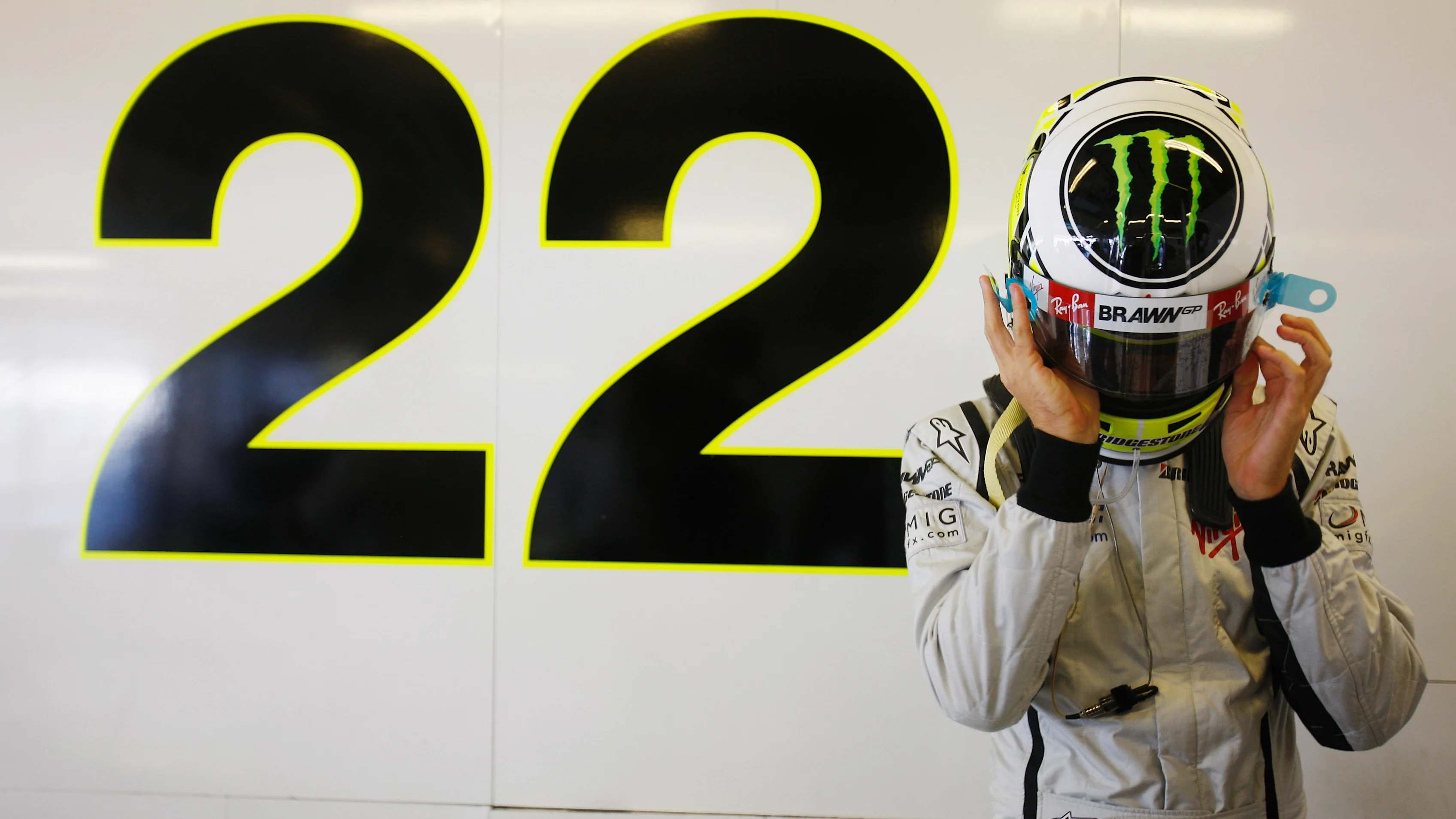 ABU DHABI, ÉMIRATS ARABES UNIS - 30 OCTOBRE : Jenson Button de Grande-Bretagne et Brawn GP se préparent