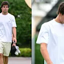 Lance Stroll arborant un incontournable de la garde-robe pour les pilotes - un tee blanc