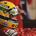   Le design du casque d'Aryton Senna est l'un des plus célèbres du sport. Faites glisser pour plus d'images
