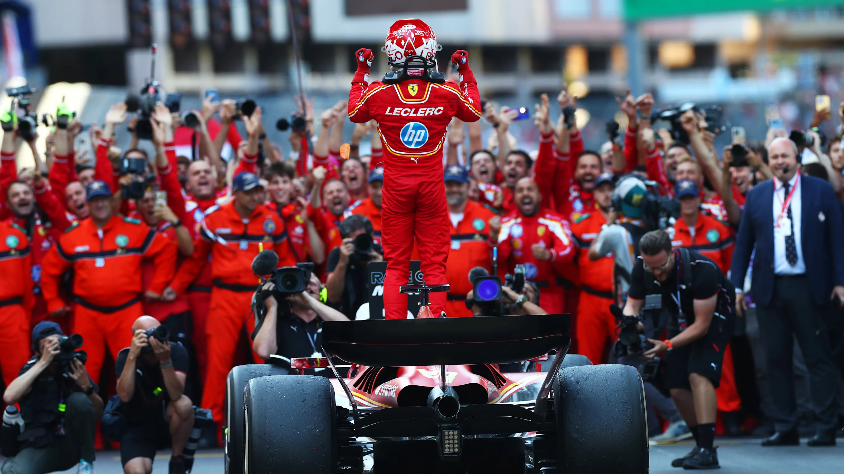 MONTE-CARLO, MONACO - 26 MAI : le vainqueur de la course Charles Leclerc de Monaco et Ferrari célèbrent dans le parc