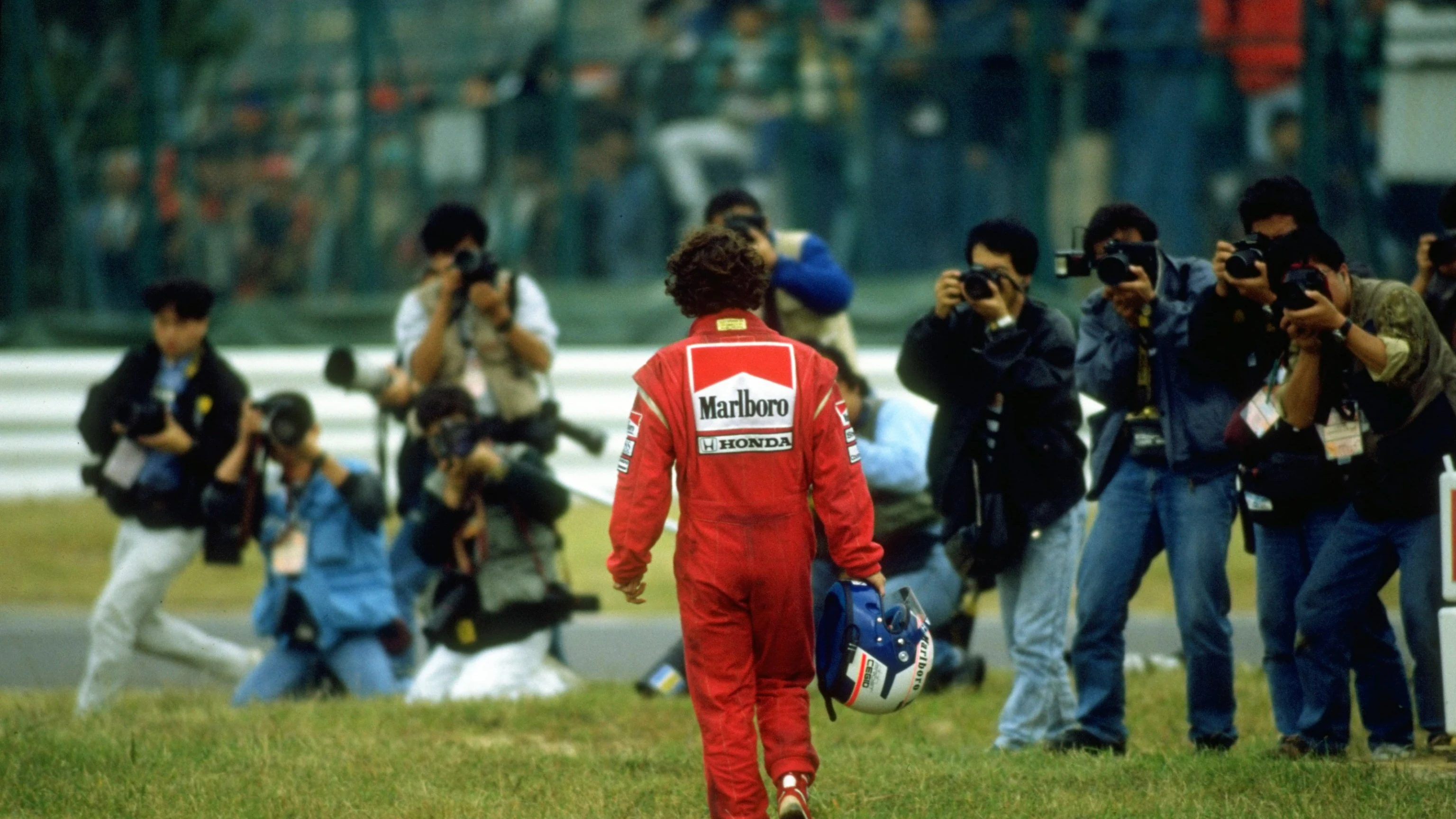 Les photographes attendent le Français Alain Prost, pilote de la Marlboro McLaren-Honda MP4/5Honda n°2.