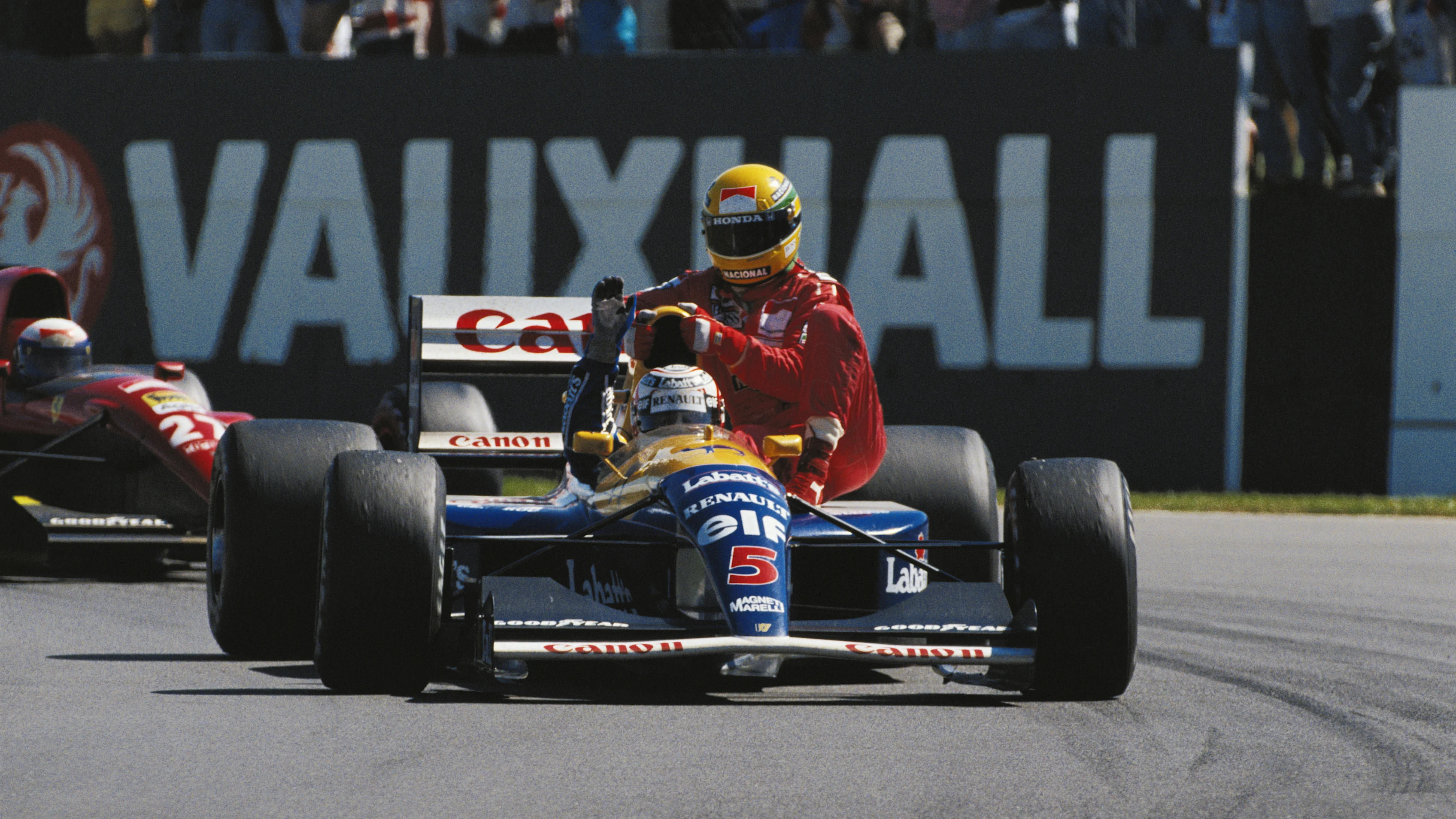 1991 : Le pilote Williams Renault Nigel Mansell de Grande-Bretagne donne le pilote McLaren Honda Ayrton