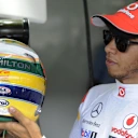 Lewis Hamilton avec son casque sur le thème d'Ayrton Senna au Grand Prix de Sao Paulo en 2011