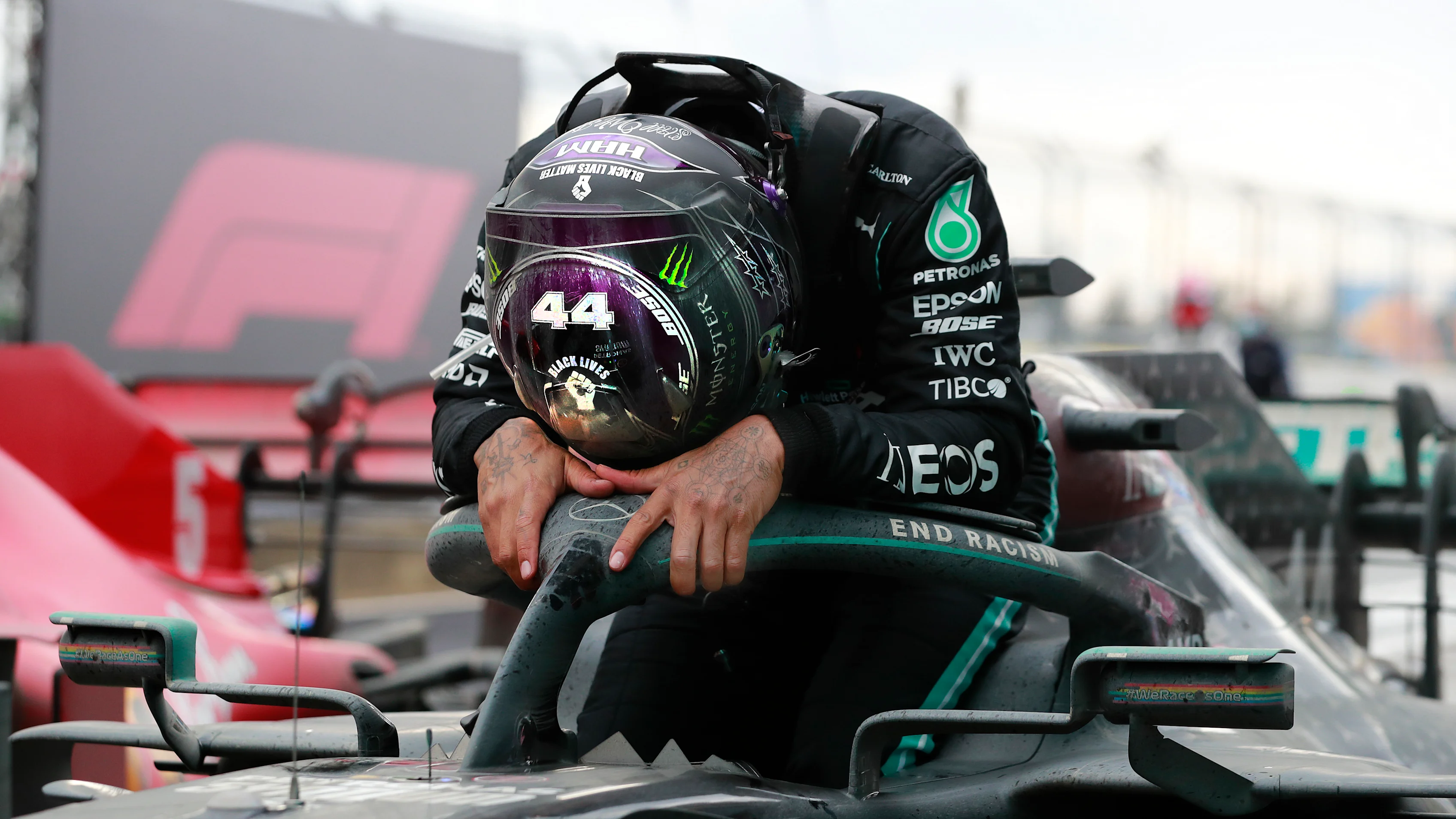 PARC D'ISTANBUL, TURQUIE - 15 NOVEMBRE : Lewis Hamilton célèbre sa victoire en course et sa septième place mondiale