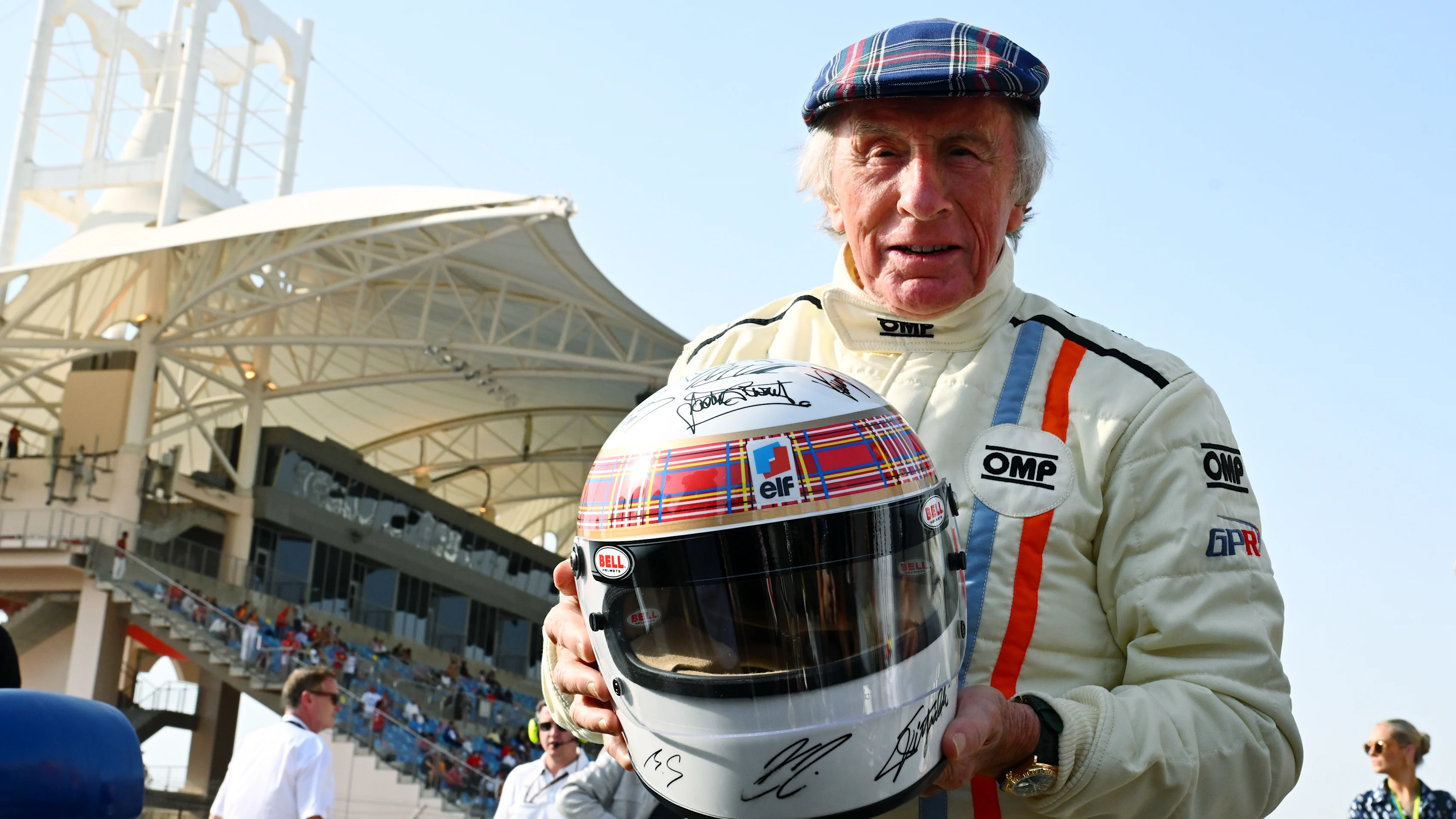 Sir Jackie Stewart et son casque tartan emblématique. Faites glisser pour plus d'images