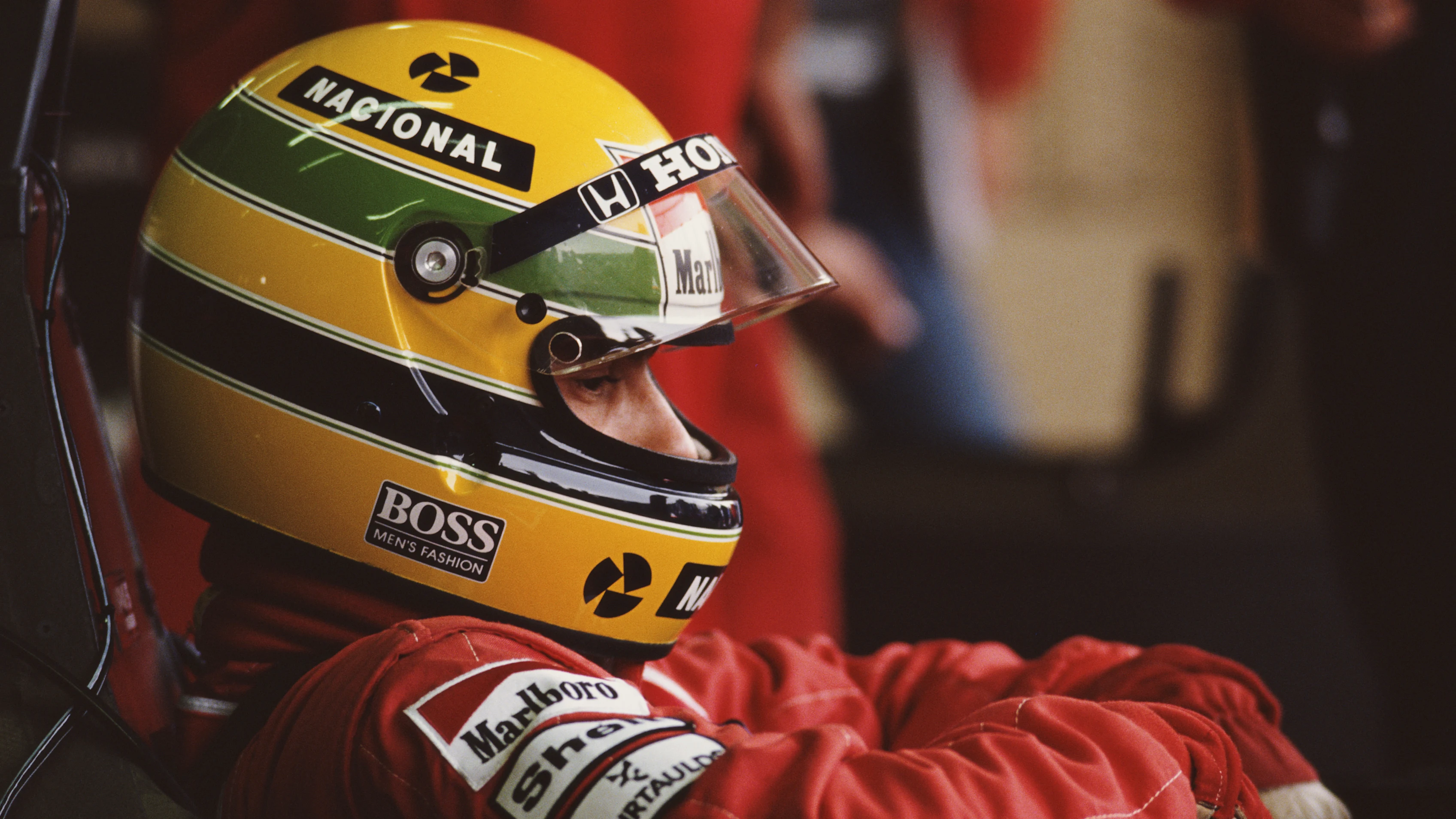   Le design du casque d'Aryton Senna est l'un des plus célèbres du sport. Faites glisser pour plus d'images