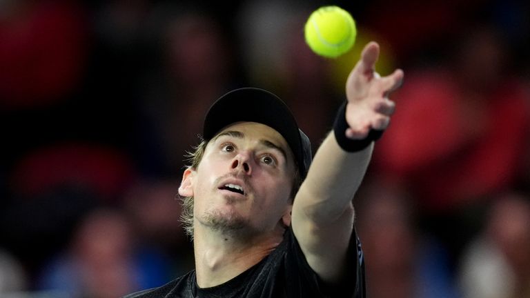 Alex de Minaur en action contre Ugo Humbert lors du troisième jour de la Grande Finale de la Victorian Plumbing UTS London