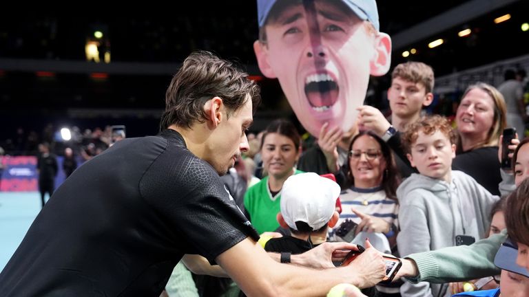 Alex de Minaur, signe des autographes après avoir remporté la finale au cours du troisième jour de la Grande Finale de Victorian Plumbing UTS London