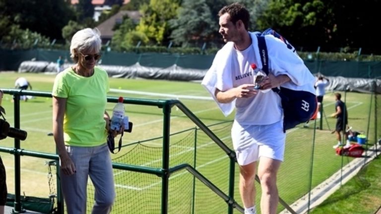 Andy Murray et sa mère Judy Murray quittent les terrains d'entraînement après avoir terminé sa séance le quatrième jour des championnats de Wimbledon au TH