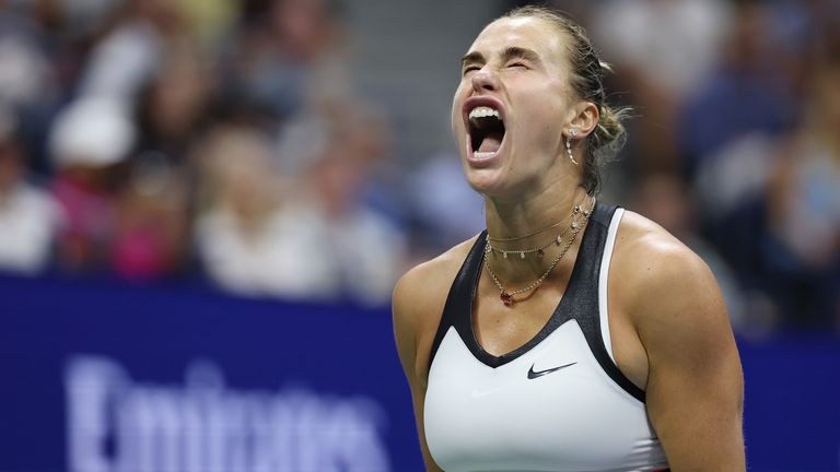 Aryna Sabalenka réagit contre Amanda Anisimova des États-Unis lors de leur match de finale du simple féminin le quatorzième jour des États-Unis 2025