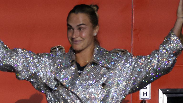 Aryna Sabalenka se rend sur le terrain pour le match de la Bataille des Sexes entre Aryna Sabalenka et Nick Kyrgios à Dubaï