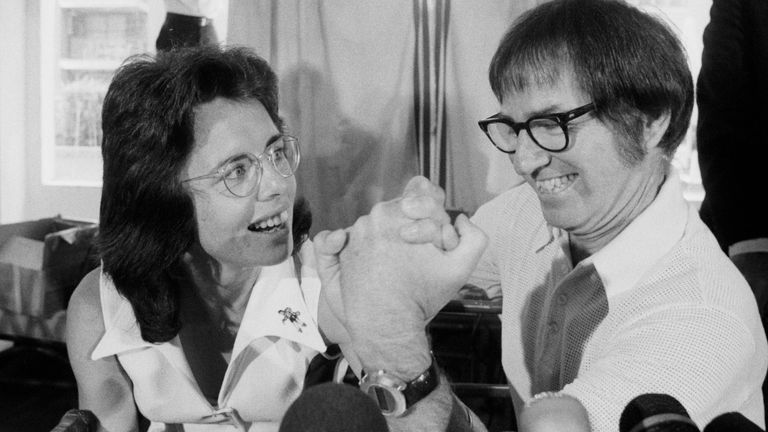 L'ancien grand joueur de tennis Bobby Riggs et la meilleure joueuse de tennis Billie Jean King font un bras de fer lors d'une conférence de presse, où ils ont annoncé qu'ils s'affronteraient dans un match de tennis à 100 000 $. Billy Jean a ensuite battu Riggs, 6-4, 6-3, 6-3.