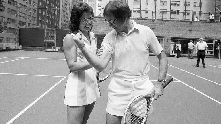 Bobby Riggs fléchit ses biceps pour tenter d'intimider Billie Jean King. Les deux se sont affrontés le 20 septembre 1973. King a remporté le match en deux sets.