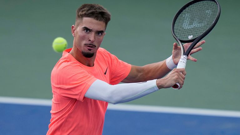 Dino Prizmic, de Croatie, renvoie un tir à Andrey Rublev, de Russie, lors du premier tour des championnats de tennis de l'US Open, le lundi 25 août 2025, à New York. (Photo AP/Frank Franklin II)